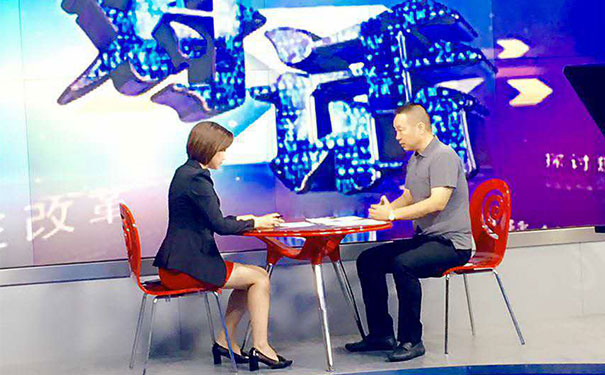 鄂州市金剛石工具行業(yè)協(xié)會(huì)會(huì)長(zhǎng)龍其準(zhǔn)先生參加鄂州電視臺(tái)“對(duì)話(huà)”節(jié)目