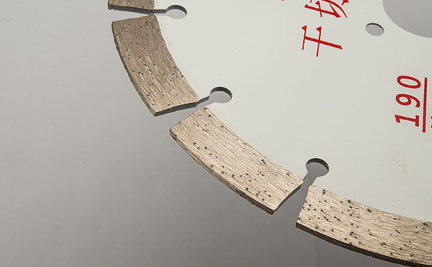 大理石鋸片在切割過程中搖擺是怎么回事呢？